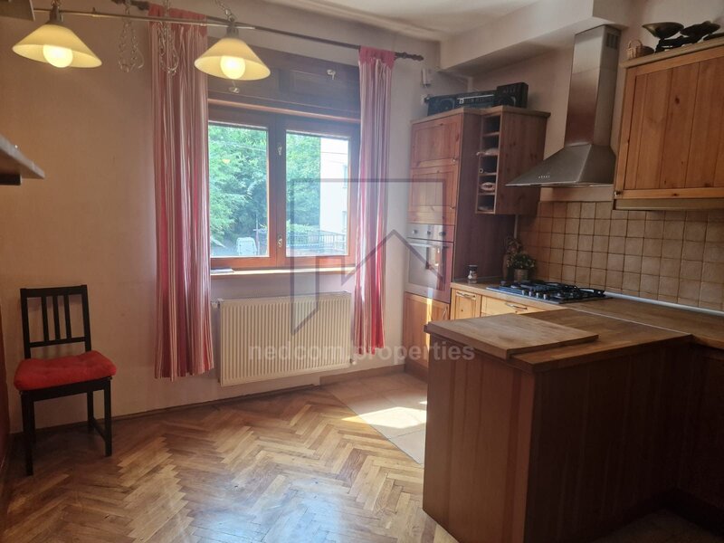 Teiul Doamnei, vanzare apartament 4 camere (E1+M) in vila (S+P+E1+M).