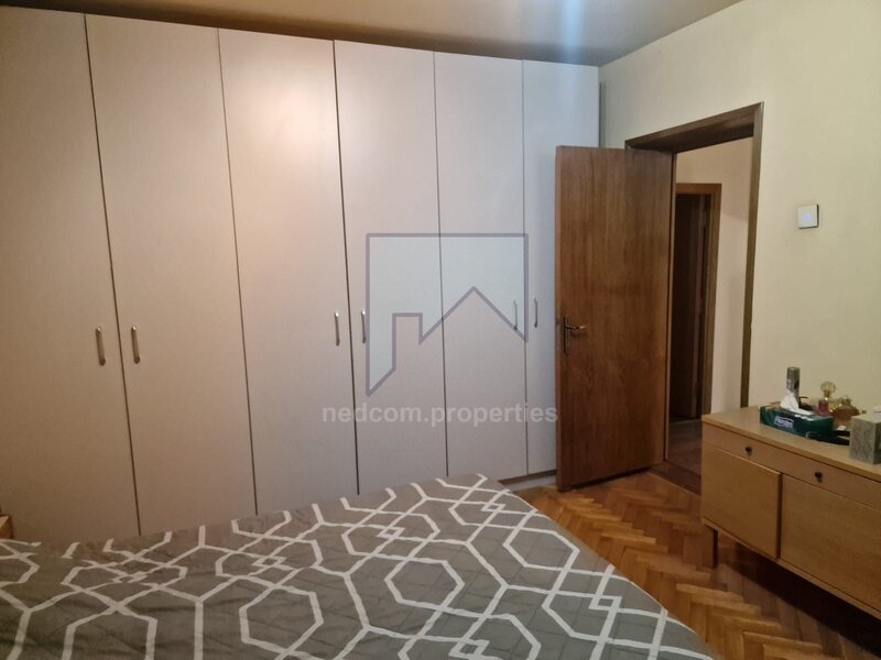 Teiul Doamnei, vanzare apartament 4 camere (E1+M) in vila (S+P+E1+M).