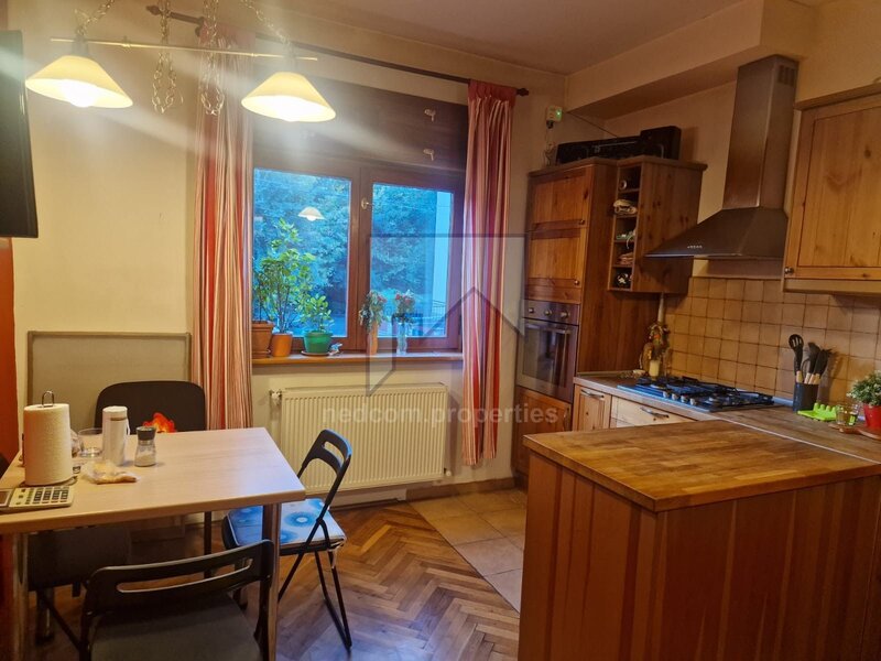 Teiul Doamnei, vanzare apartament 4 camere (E1+M) in vila (S+P+E1+M).