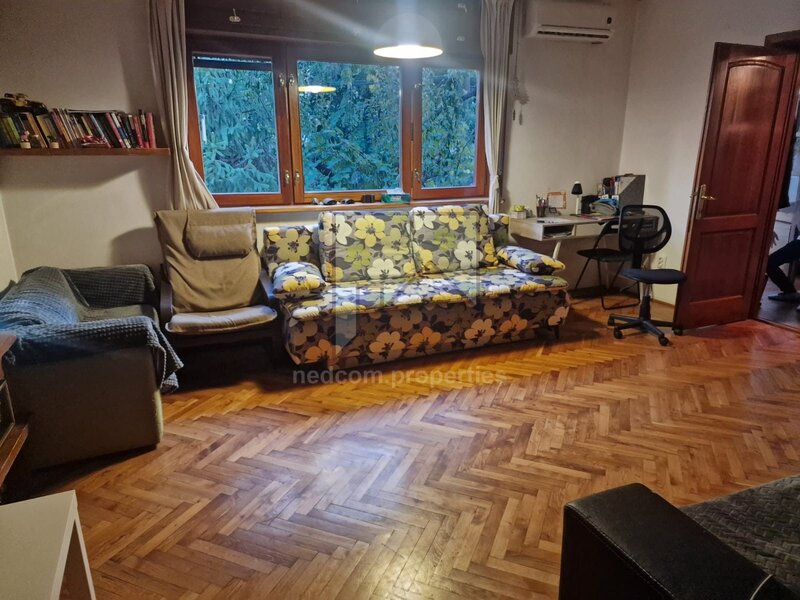 Teiul Doamnei, vanzare apartament 4 camere (E1+M) in vila (S+P+E1+M).